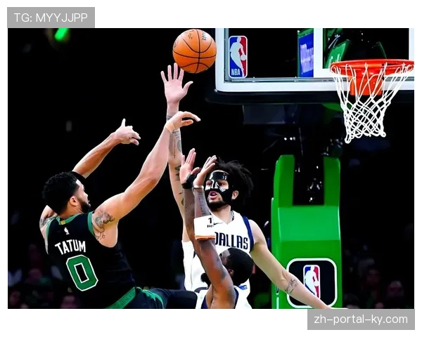 独行侠防守效率大幅提升 戴维斯与莱夫利构筑内线屏障